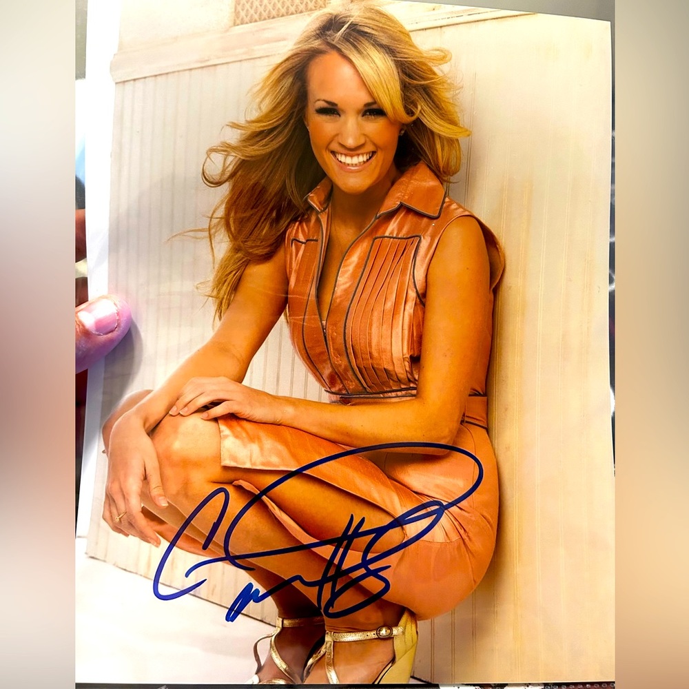 Carrie underwood signed with COA ✍🏼
